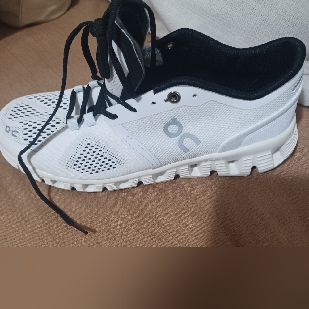 White On Cloud Running Shoes Size 8.5 Womens, Size 7 Men